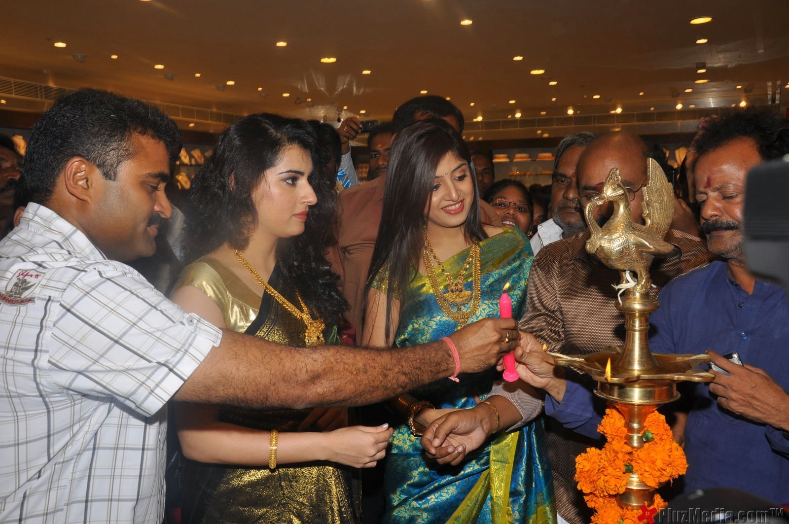 Archana, Poonam Kaur Inaugurate CMR Shopping Mall - Gallery | Picture 91426